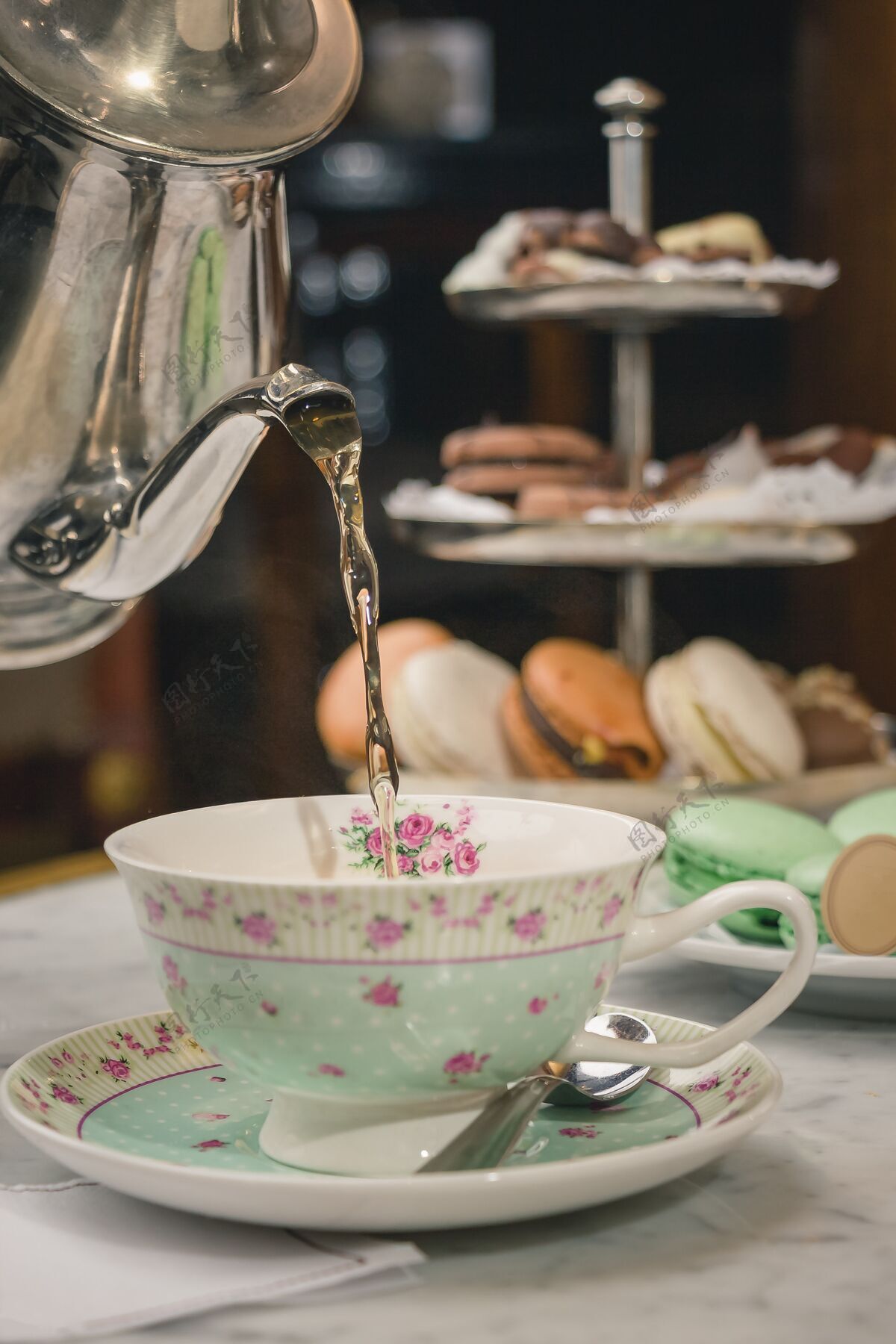 食物一个倒在大理石桌上的甜点杯茶垂直拍摄茶水果新鲜