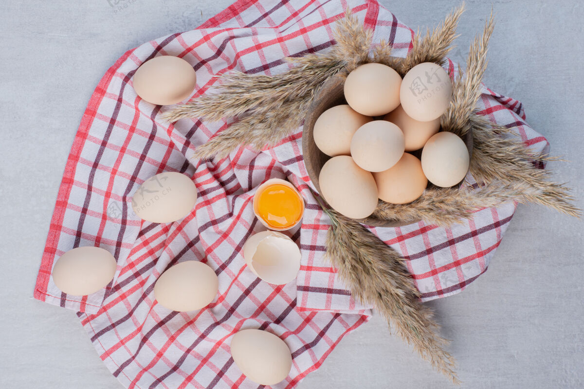 农产品鸡蛋和羽毛草在大理石桌上毛巾上的碗里和旁边早餐有机美味
