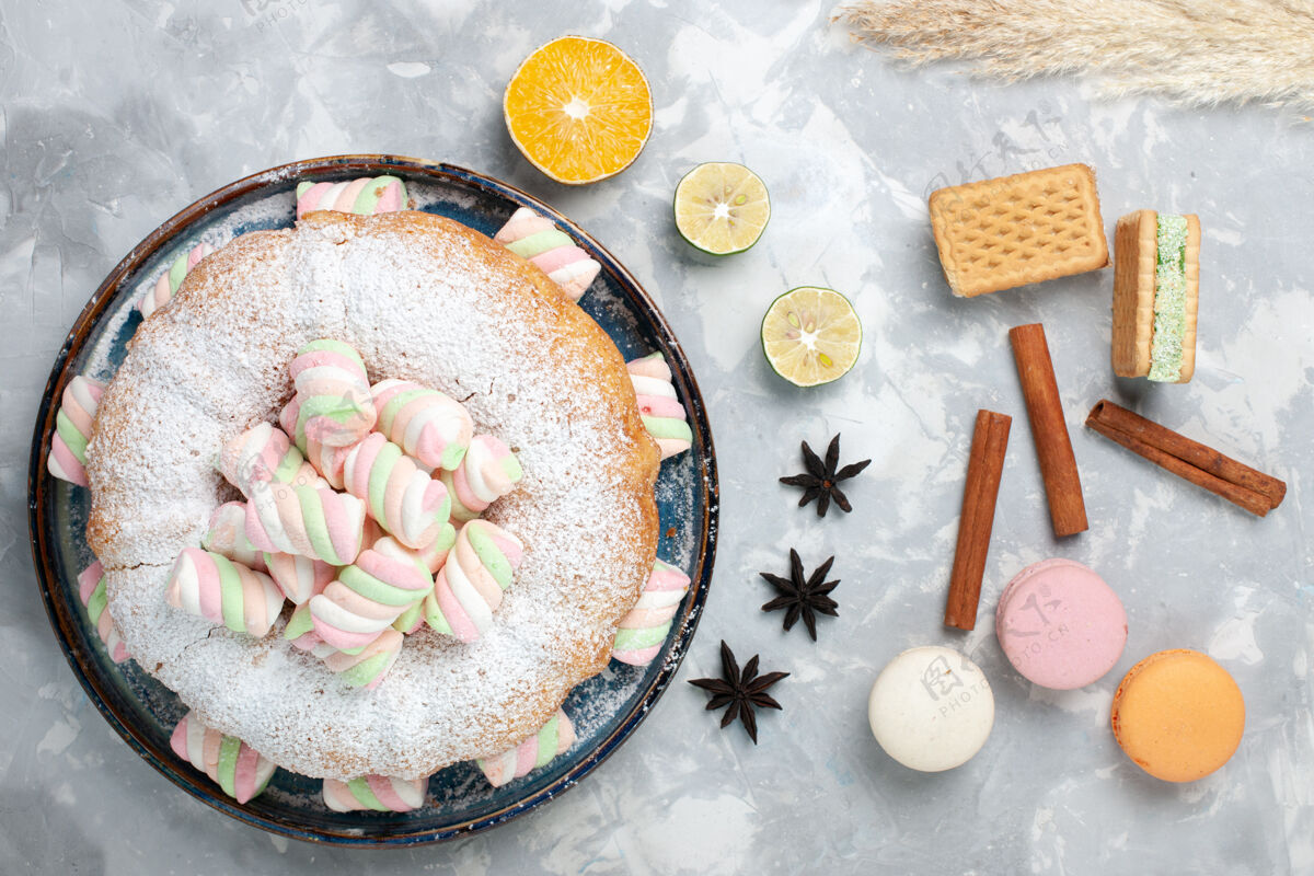 美味俯瞰美味派与糖粉和棉花糖的白色饼干桌子水果