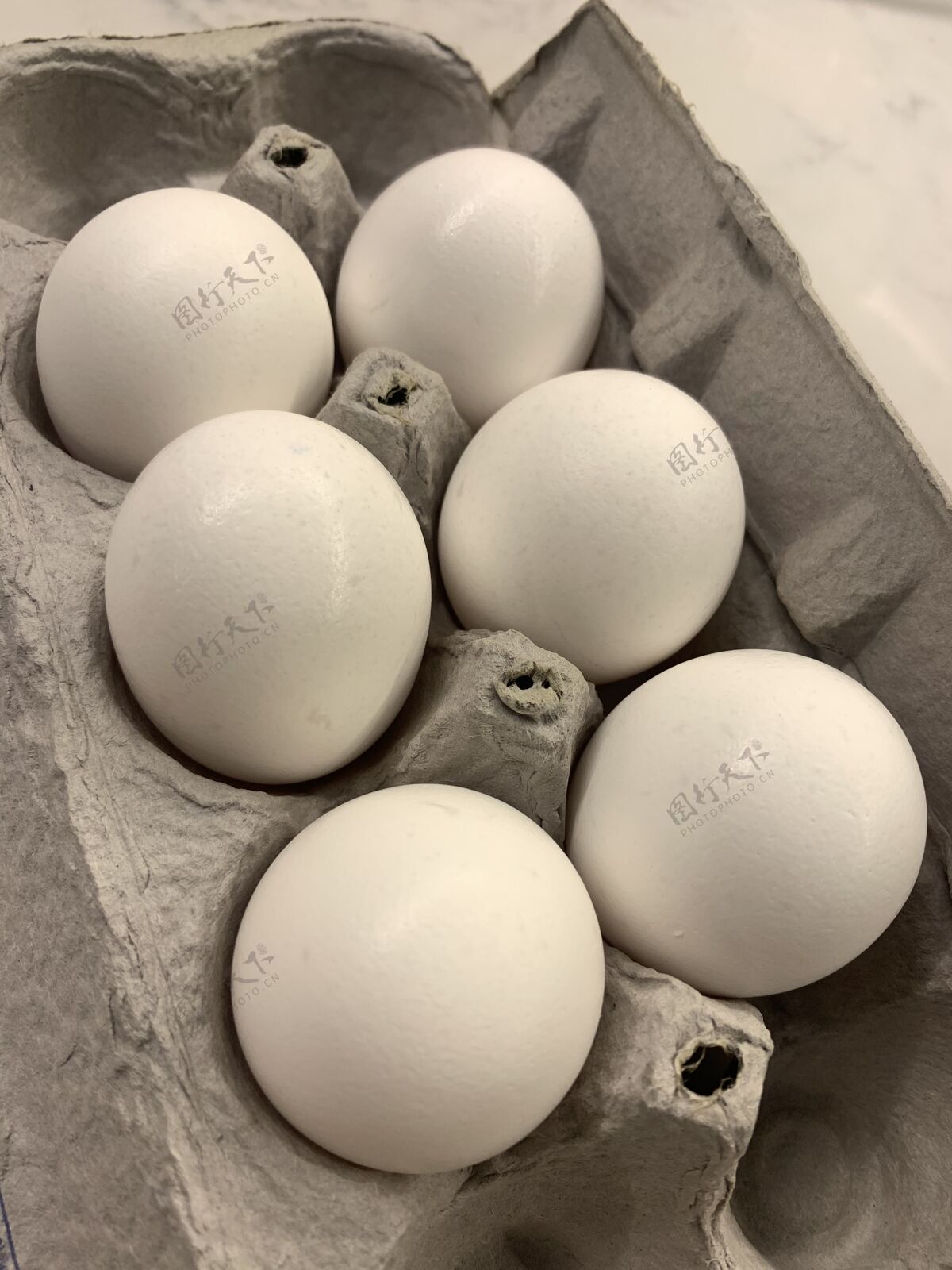 盒子一个鸡蛋盒里六个鸡蛋的特写镜头容器贝壳餐食