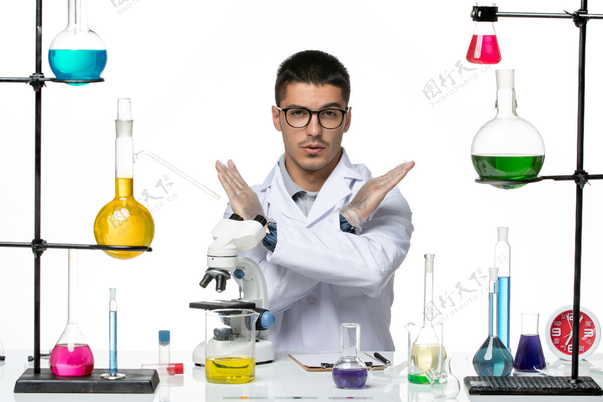 医生前视图：身穿白色医疗服的男性化学家在白色背景上显示禁止标志病毒实验室冠状病毒-疾病科学医学医学正面