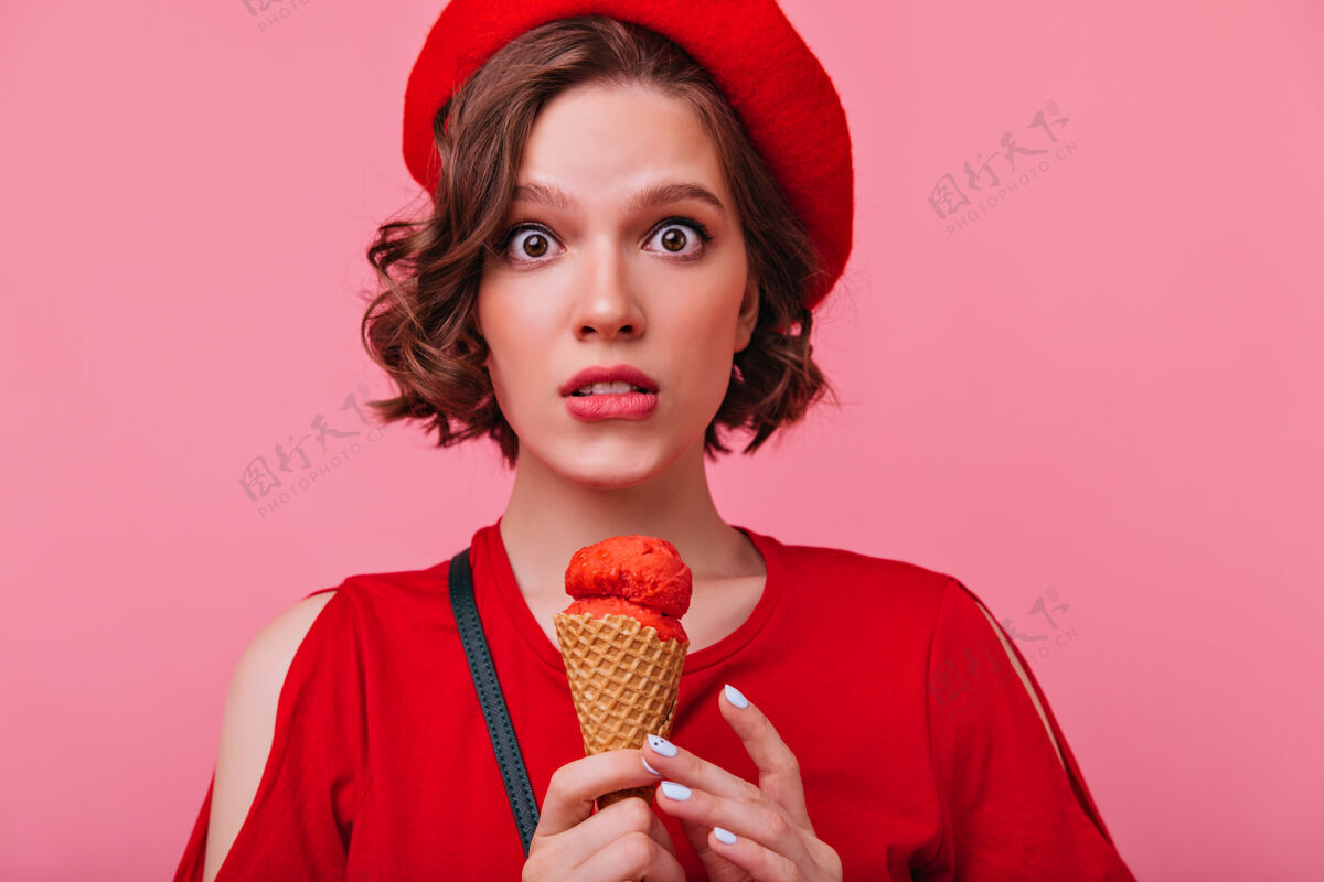 优雅惊艳的年轻女子 深色卷发 吃着冰淇淋浪漫的欧洲女孩 手里拿着美味的甜点表情正面快乐