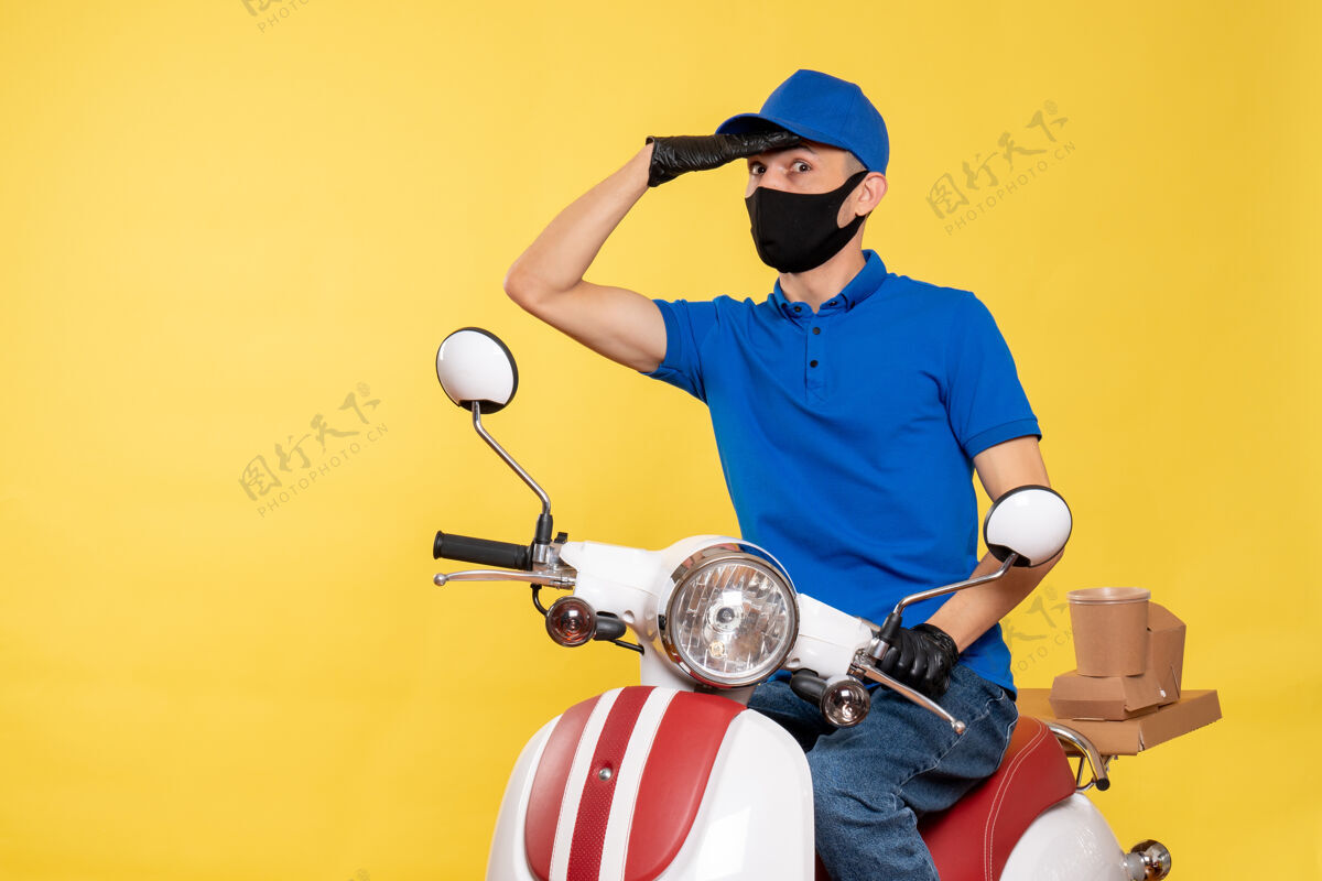制服正面图身穿蓝色制服 戴着黄色自行车面罩的男性快递员大流行工作病毒-工作病毒递送服务送货运动男性