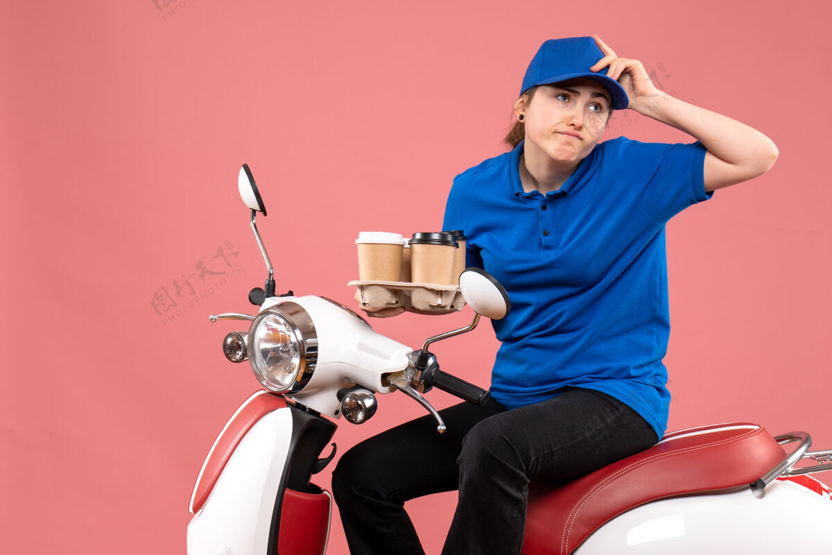 坐着正面图女快递员骑在自行车上拿着咖啡杯上粉色工作服颜色制服送货员餐饮服务咖啡送货食物