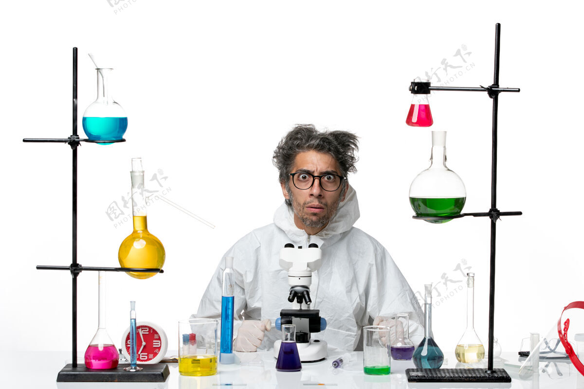 实验室前视图穿着特殊防护服的疯狂男科学家围坐在桌子旁 用白色背景的实验室疾病病毒解决方案-科学病毒医学病毒疾病