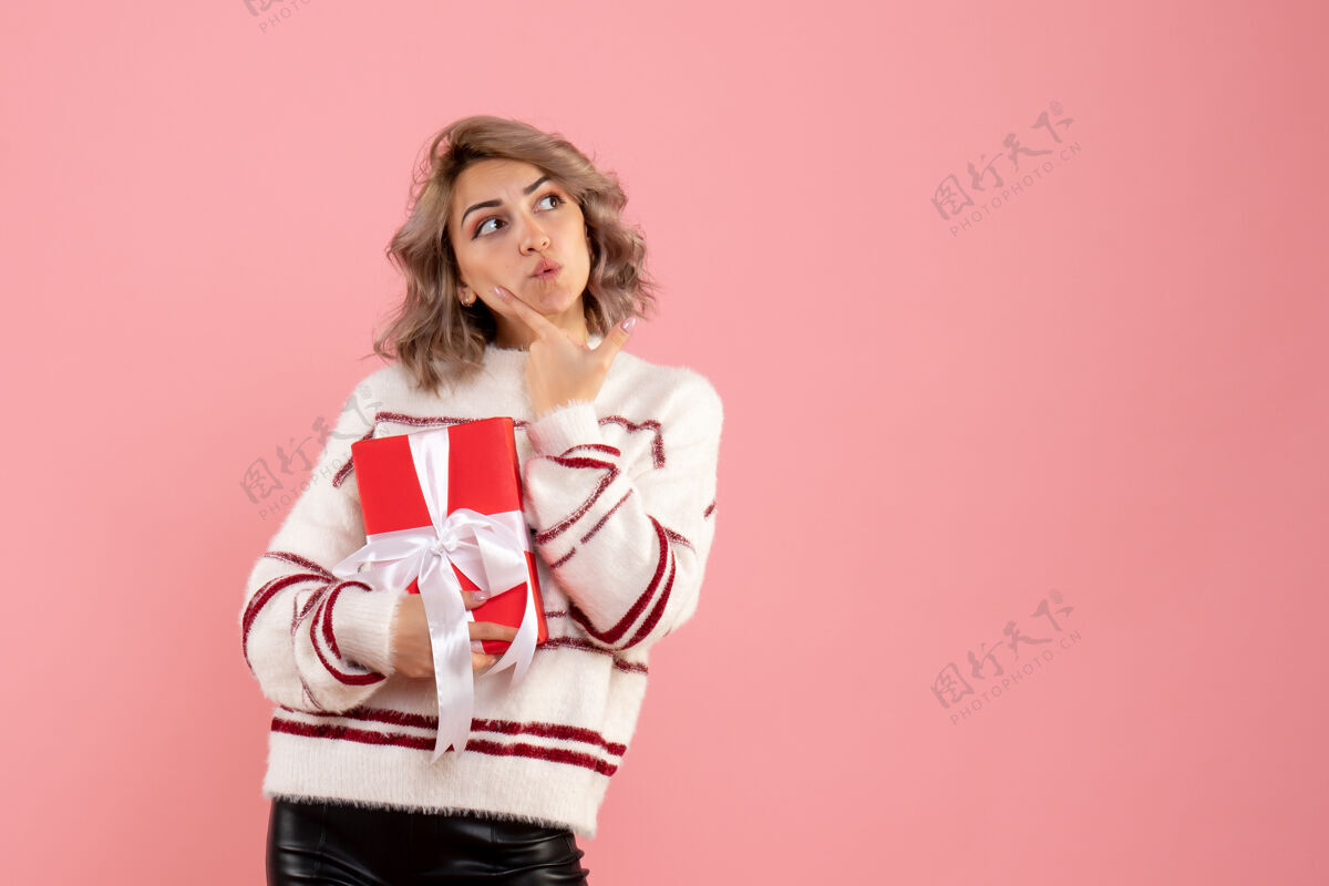 礼物前视图年轻女性与圣诞节礼物时尚漂亮颜色
