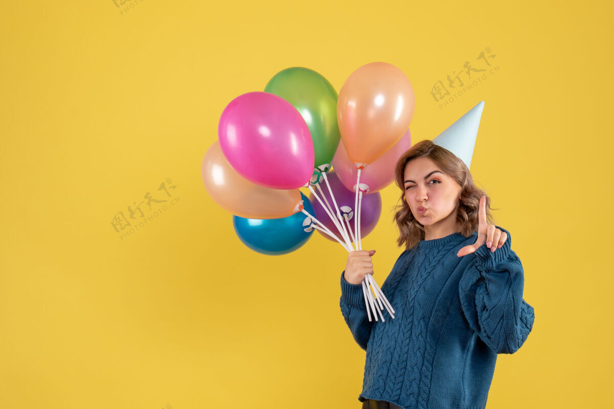 五彩纸屑正面图：带着彩色气球的年轻女性聚会女人气球