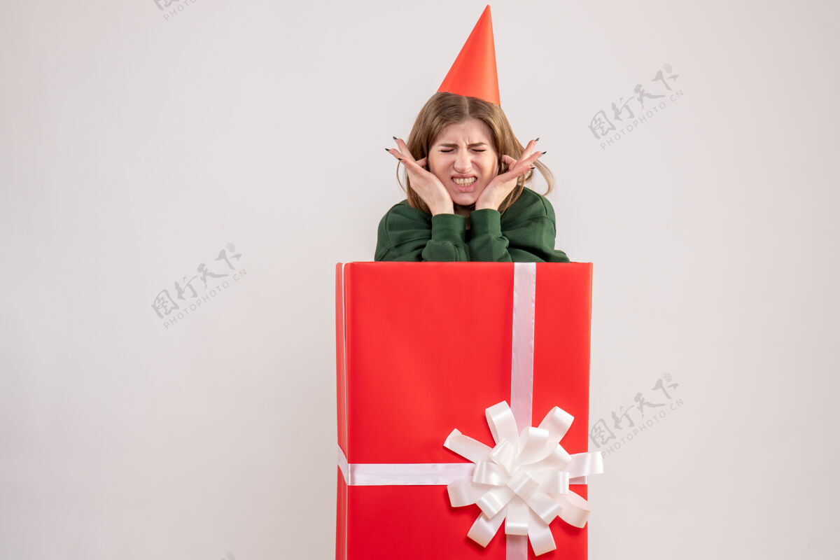 惊喜正面图红色礼品盒内的年轻女性鞠躬里面礼物