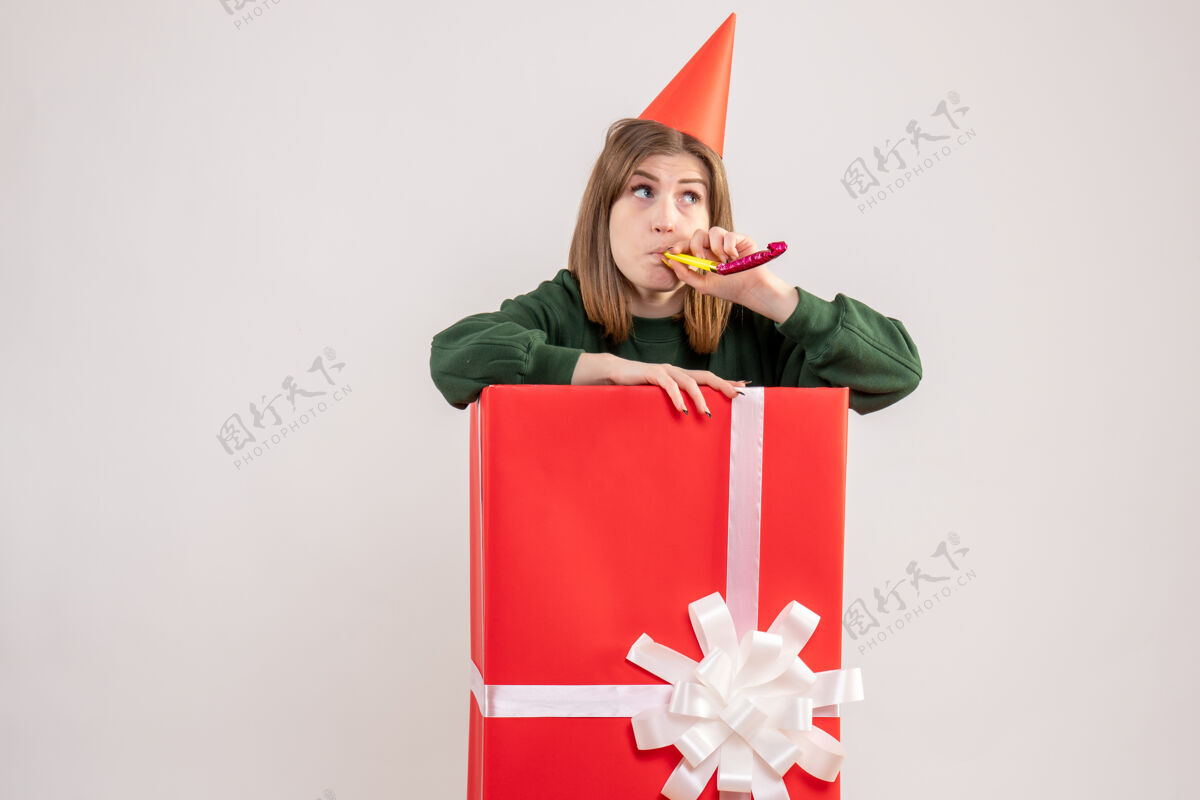 节日礼物盒内年轻女性的正面图爱国圣诞礼物