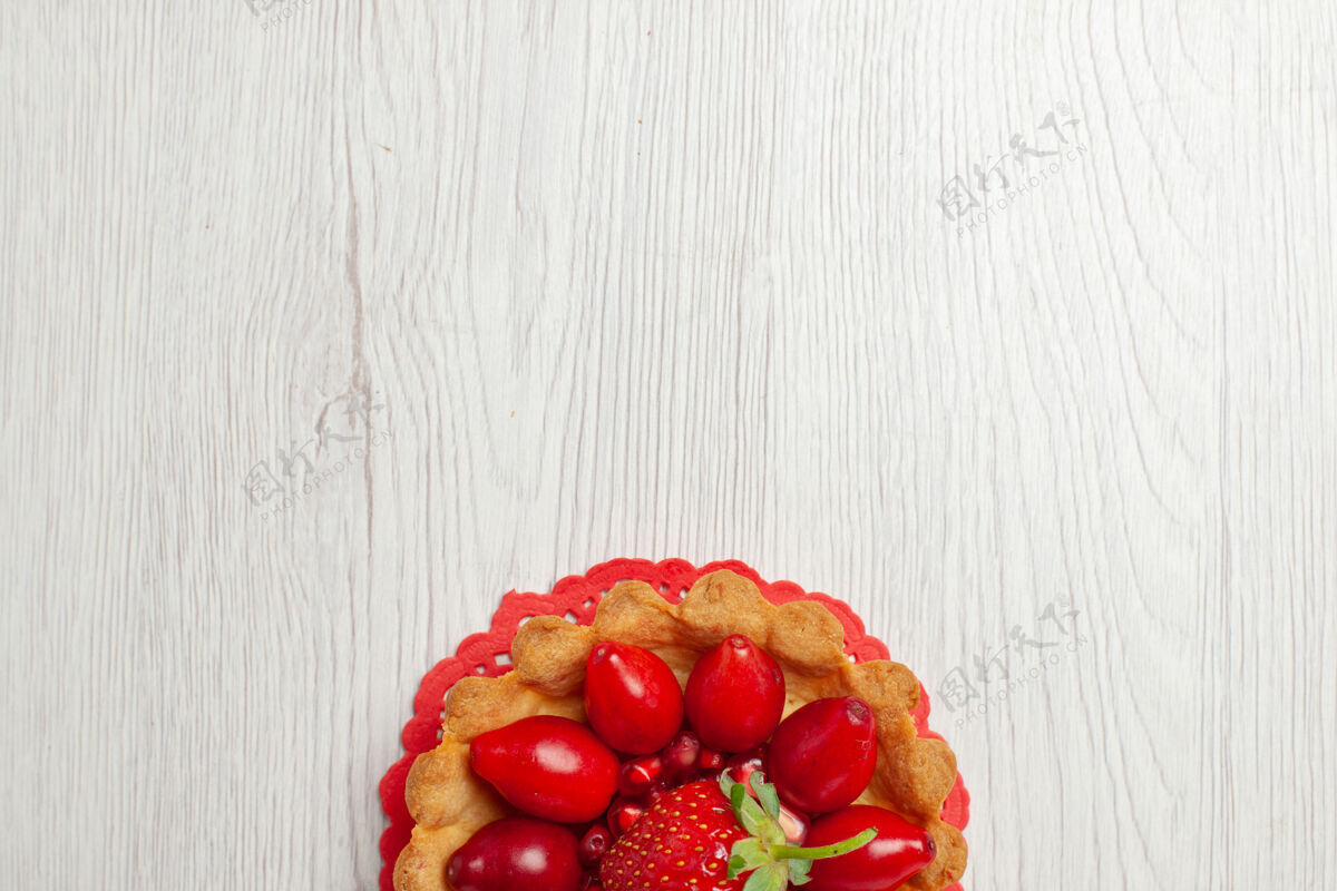 新鲜白色桌面上有美味的水果蛋糕食物健康成熟