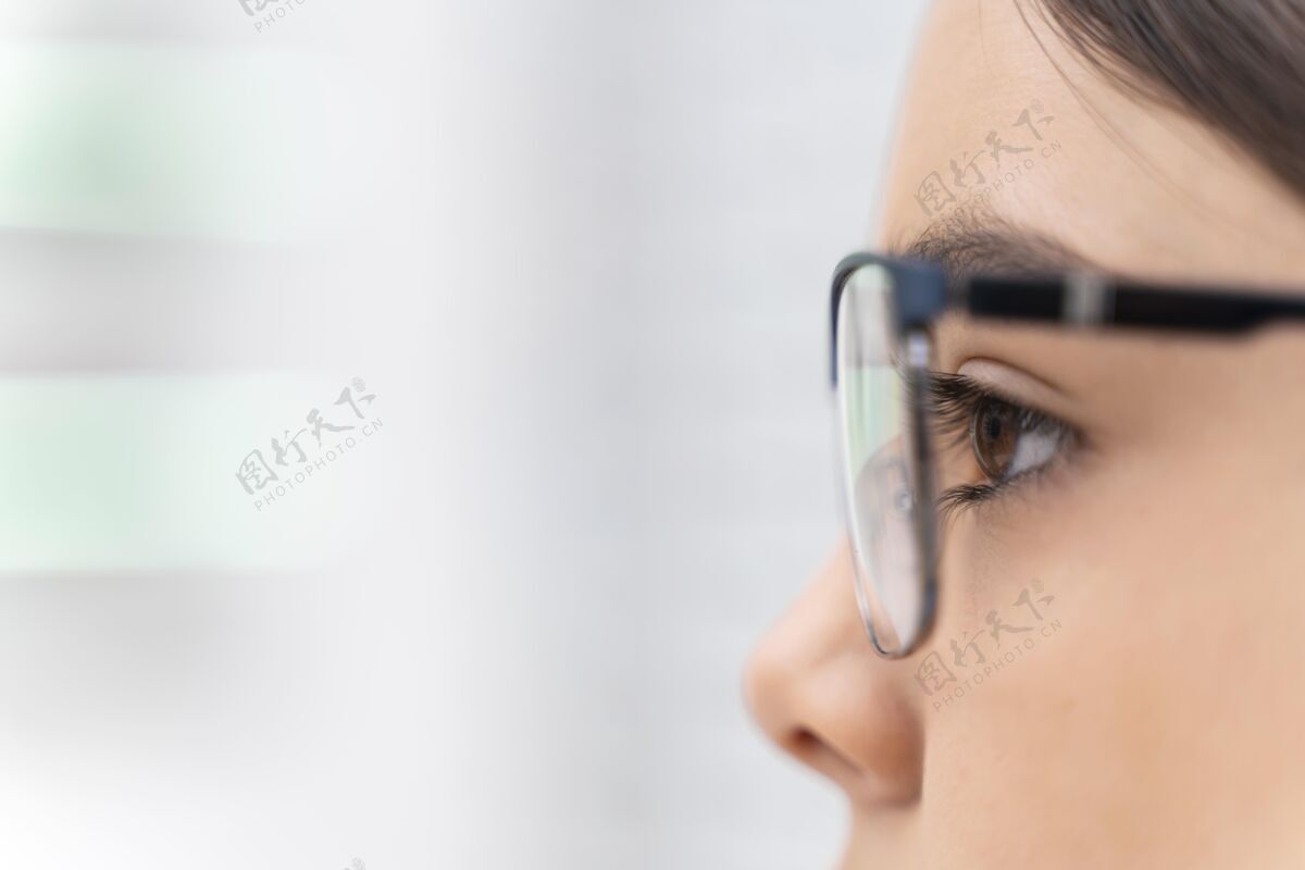 特写商店里的女孩近距离试镜眼镜光学女人