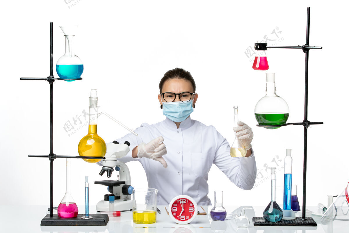 前面前视图：穿着白色医疗服的女化学家 在白色背景上戴着面罩 化学家实验室病毒冠状病毒飞溅化学家医学科学