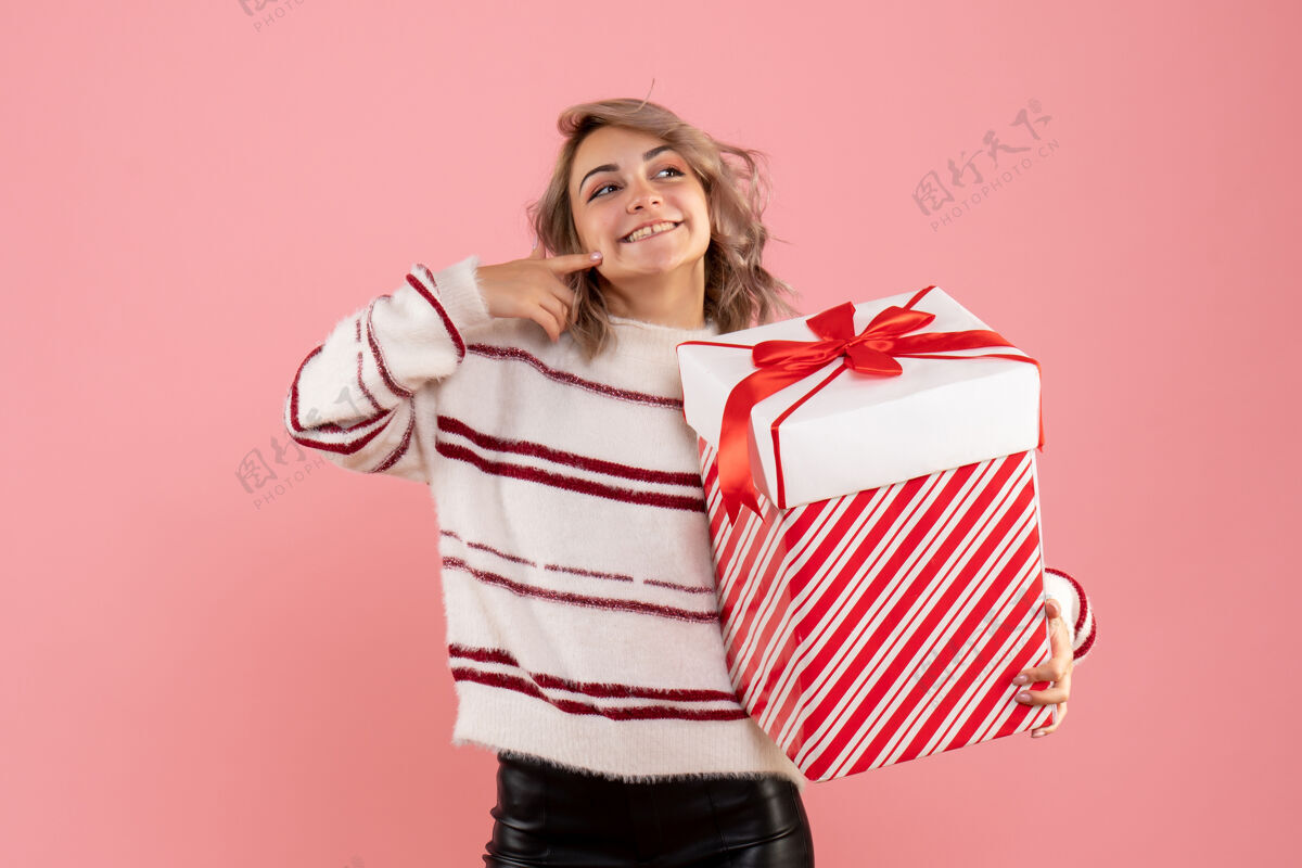 年前视图年轻女性与圣诞节礼物快乐颜色微笑