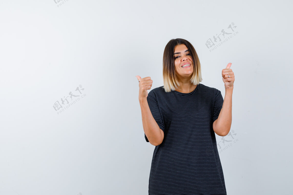 人年轻女性穿着马球衫竖起大拇指 看起来很高兴正面图护理女孩健康