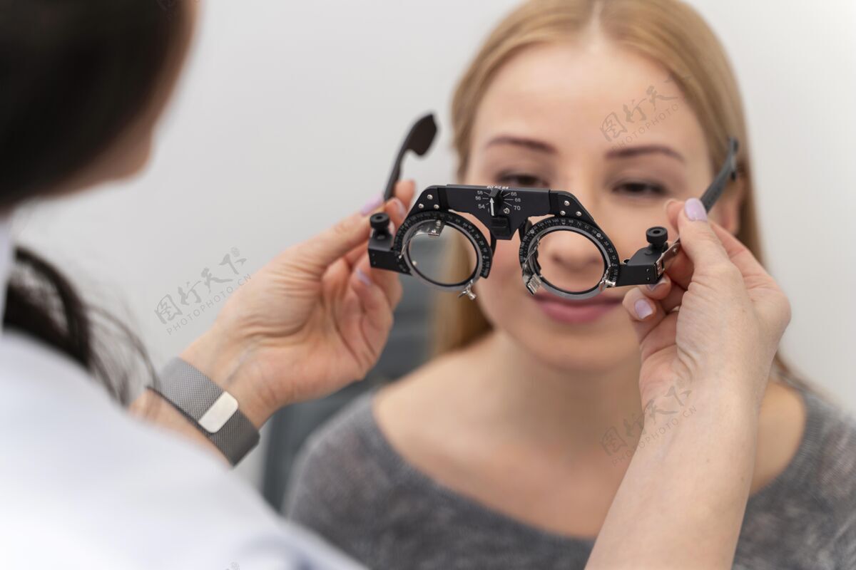 女人女人在眼睛咨询眼镜光学诊所
