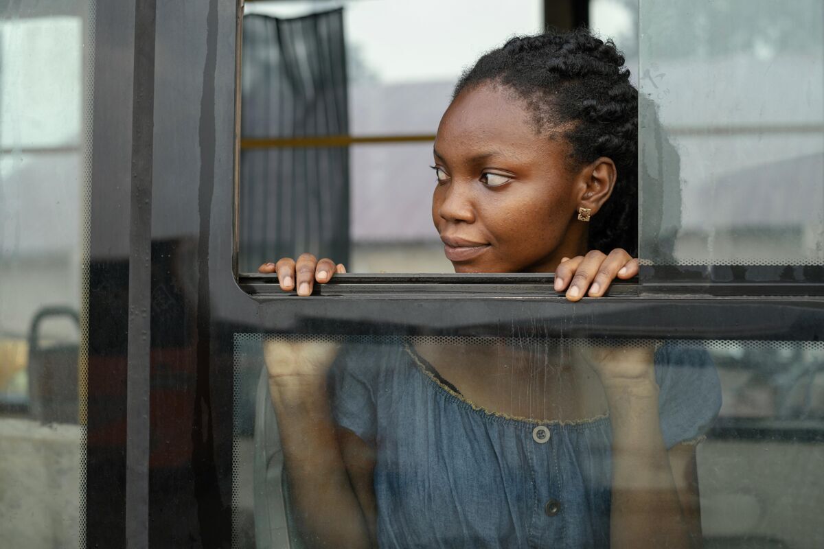 旅行中等身材的女人看着窗外公共汽车旅行女人