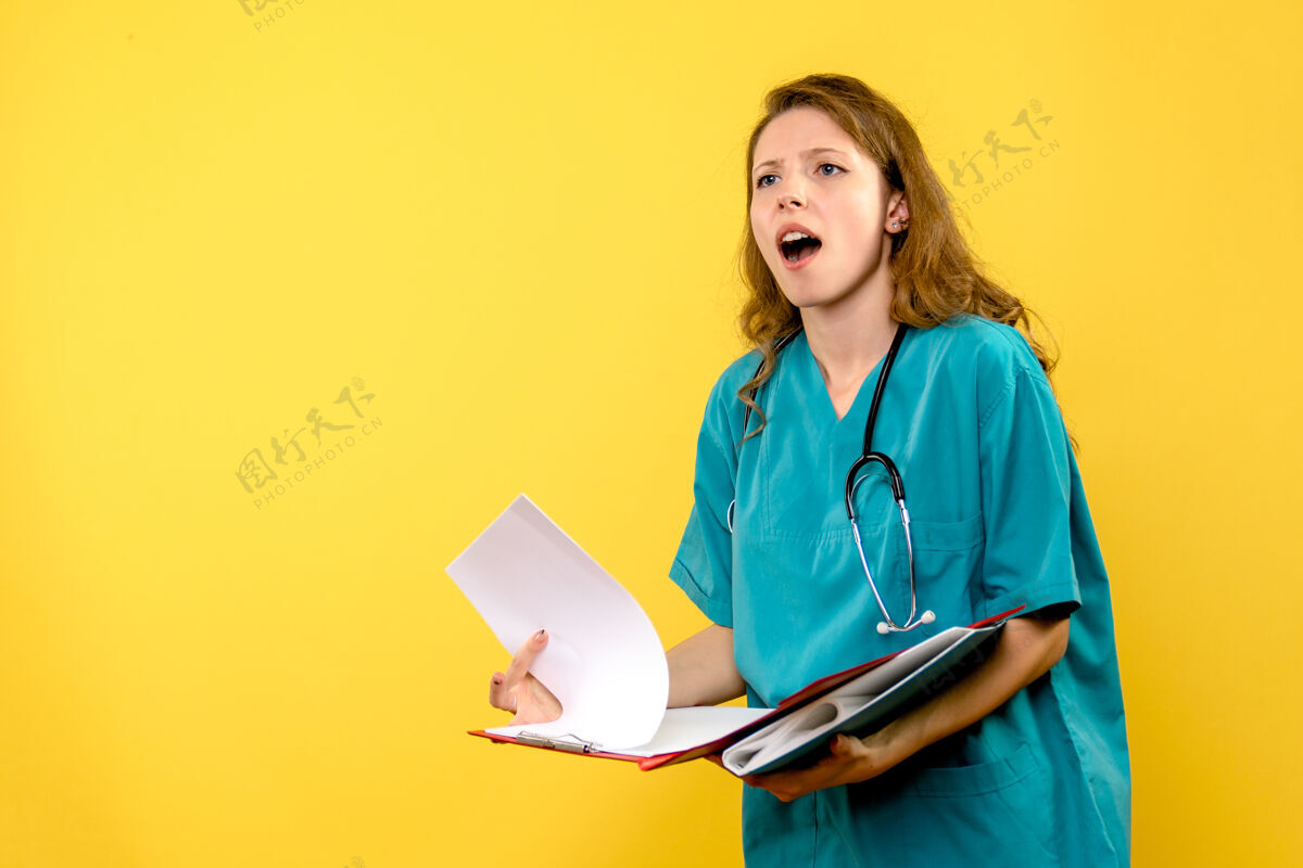 医院黄色墙壁上的女医生的正面图人微笑职业