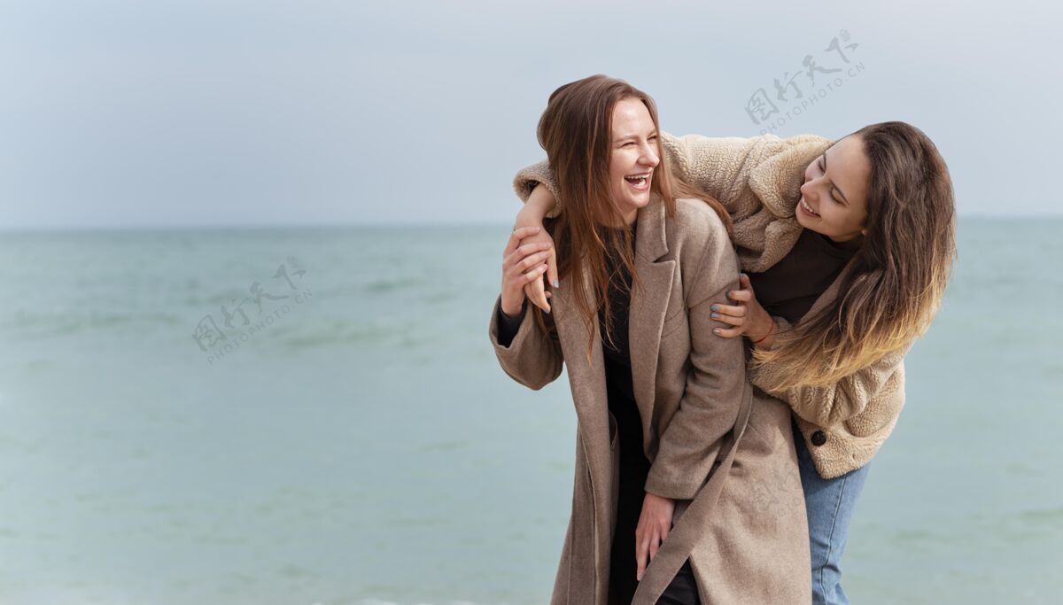 中景梅杜姆在海边拍快乐女人疗伤女人女人