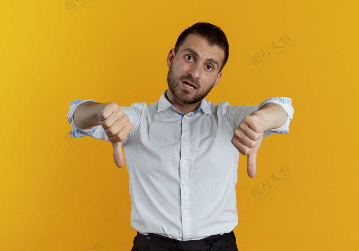 手自信的帅哥竖起大拇指 两只手孤立在橙色的墙上拇指衬衫自信
