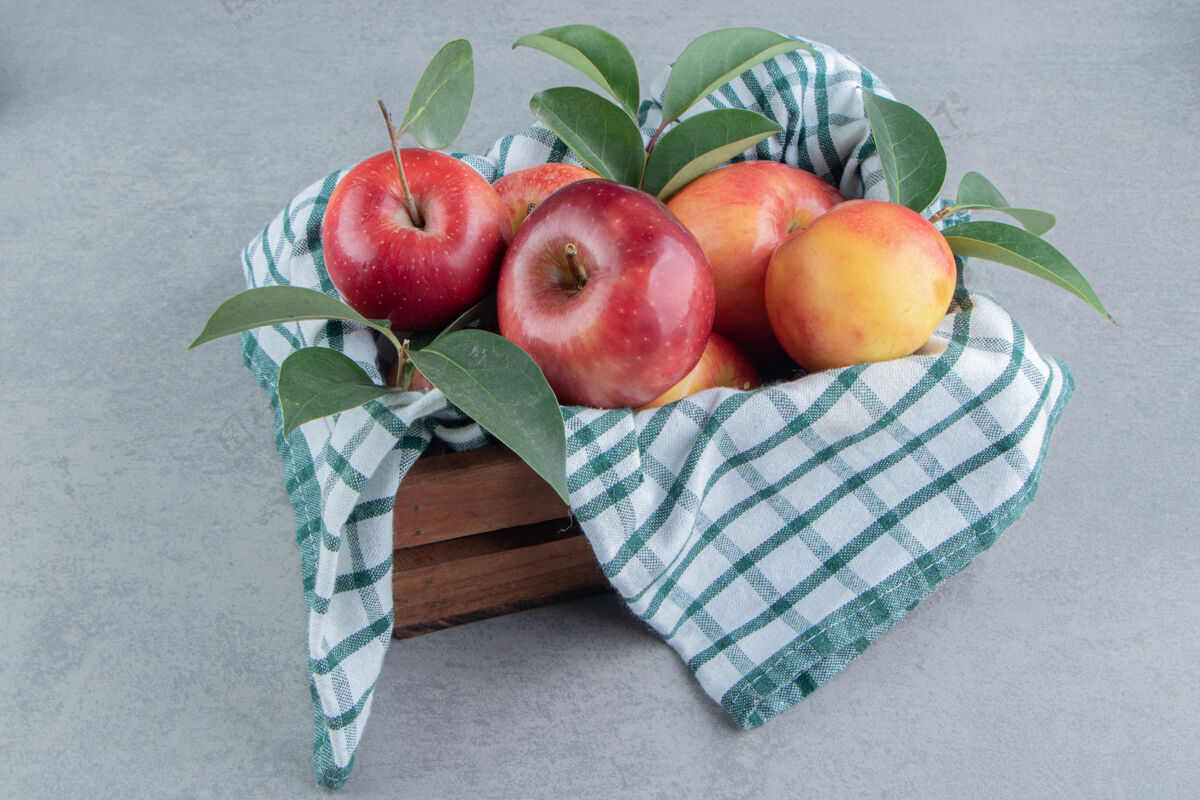 风味一个毛巾盖着的箱子和一捆放在大理石上的苹果毛巾营养配料