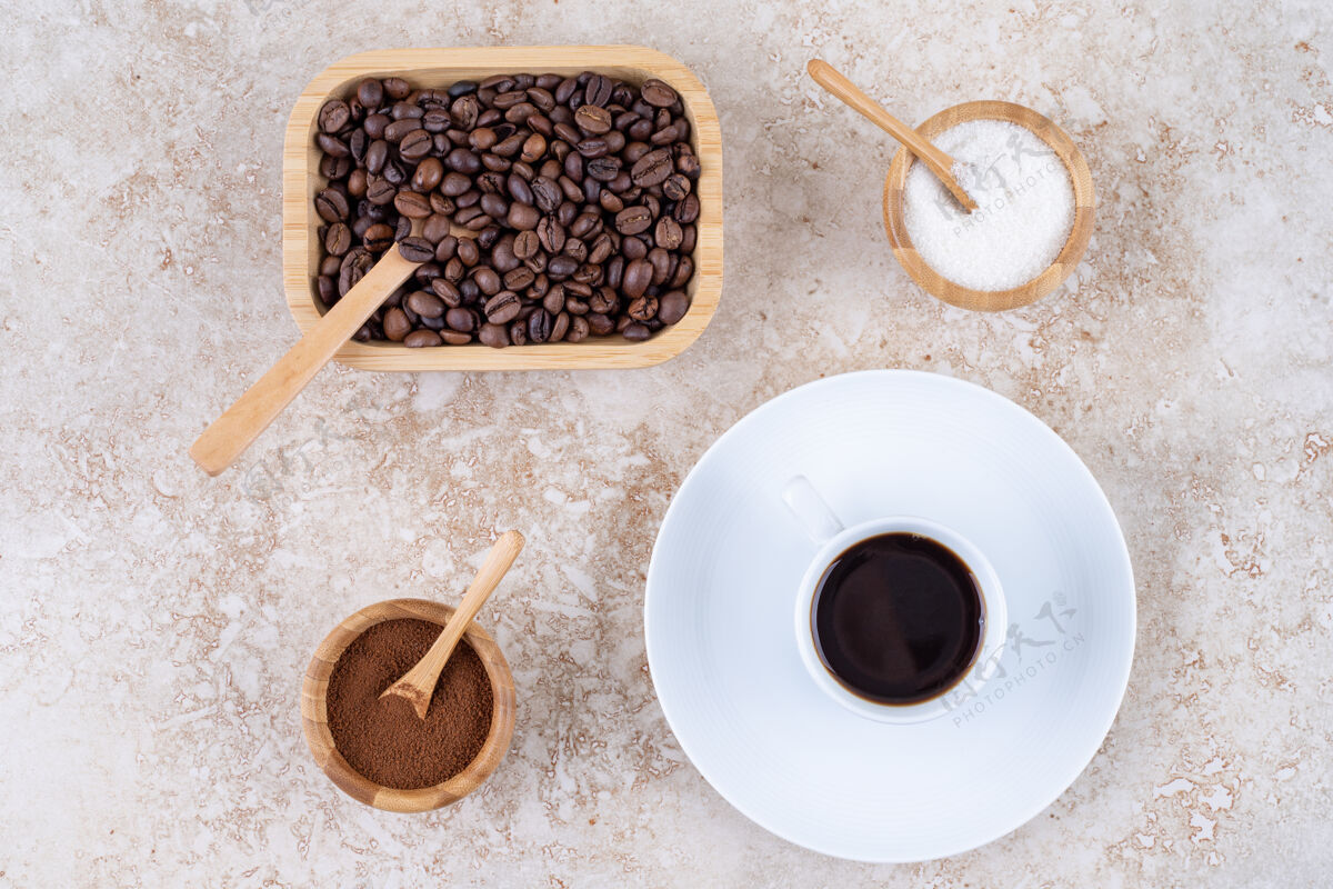 咖啡豆一小碗糖旁边的各种形式的咖啡茶碟杯子咖啡因