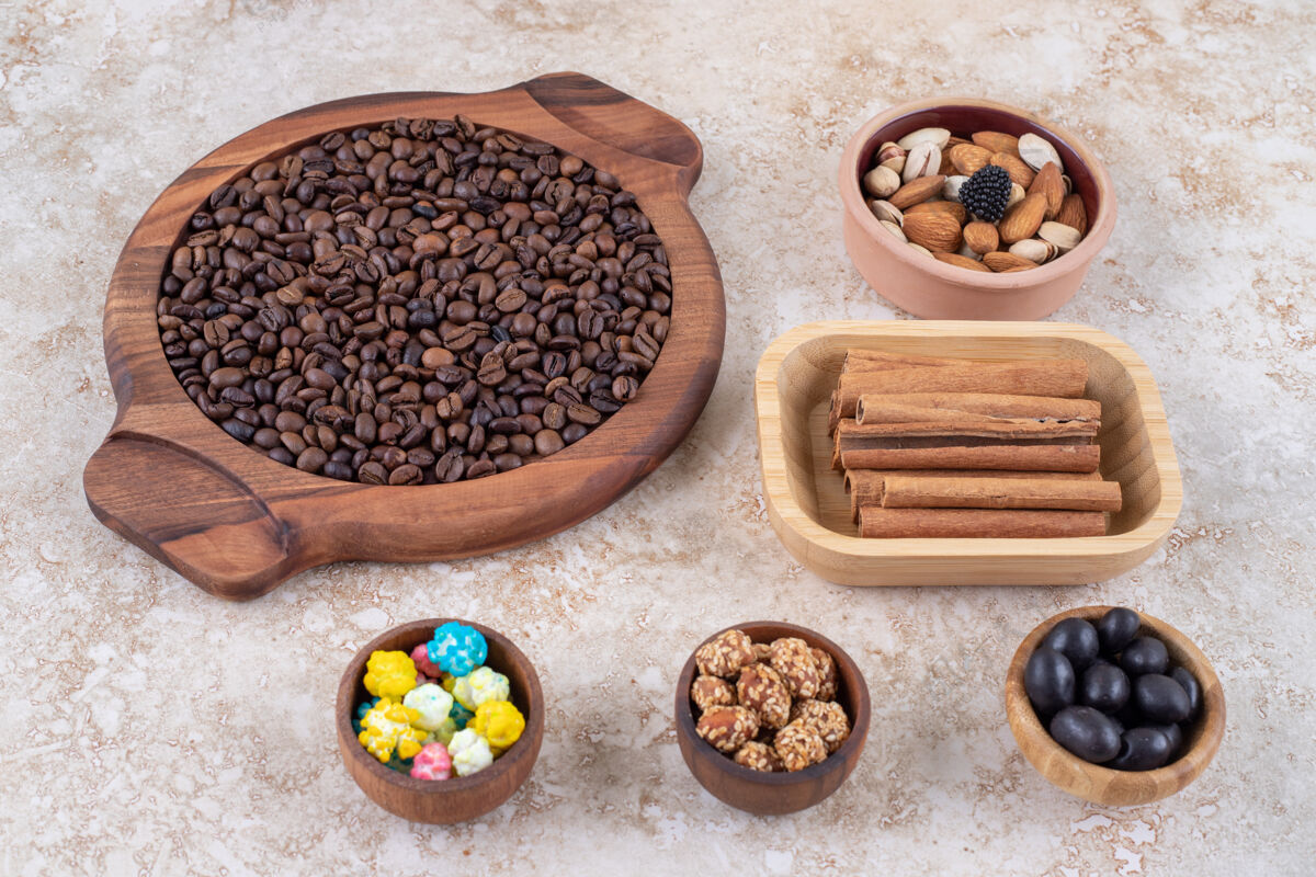 各色一份糖果 各种坚果 花生 肉桂和咖啡豆咖啡因豆子糖果