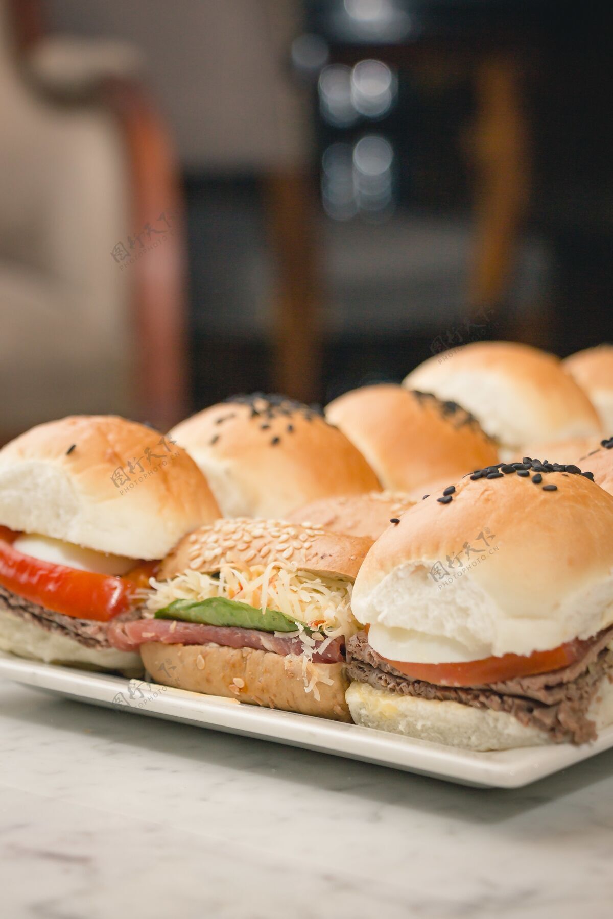 视图垂直特写镜头美味的三明治在一个大理石桌上的白色盘子奶酪木板希腊语