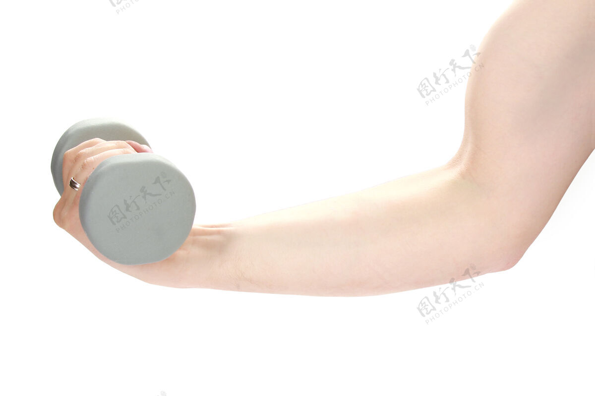 握手做哑铃重量隔离在白墙上的练习健身房身体强壮