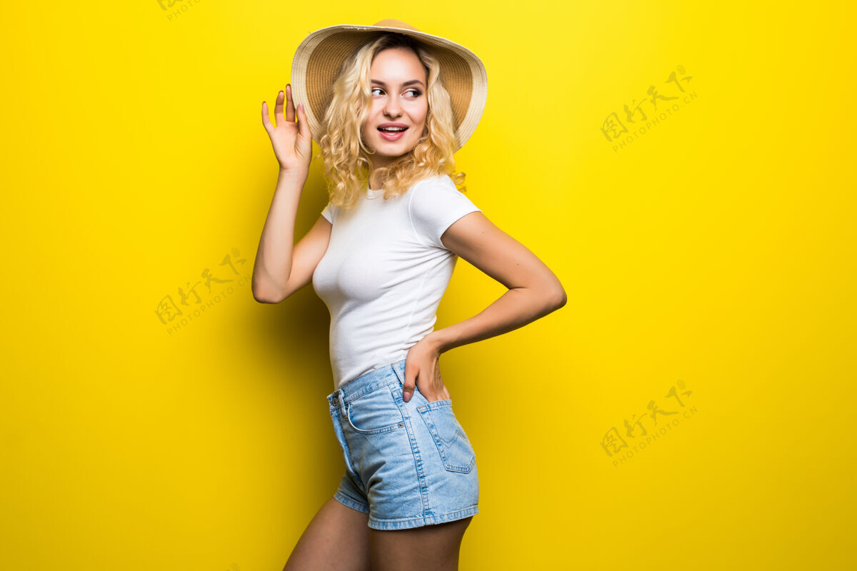 工作黄色墙壁上隔离的戴草帽的迷人微笑夏日女人的侧视照片壁板女人脸