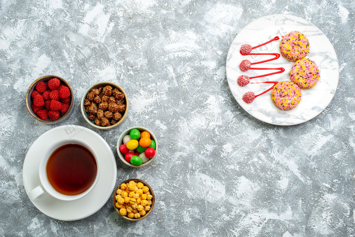 坚果俯视不同的糖果与坚果和一杯茶的空白空间烘焙食品膳食顶部