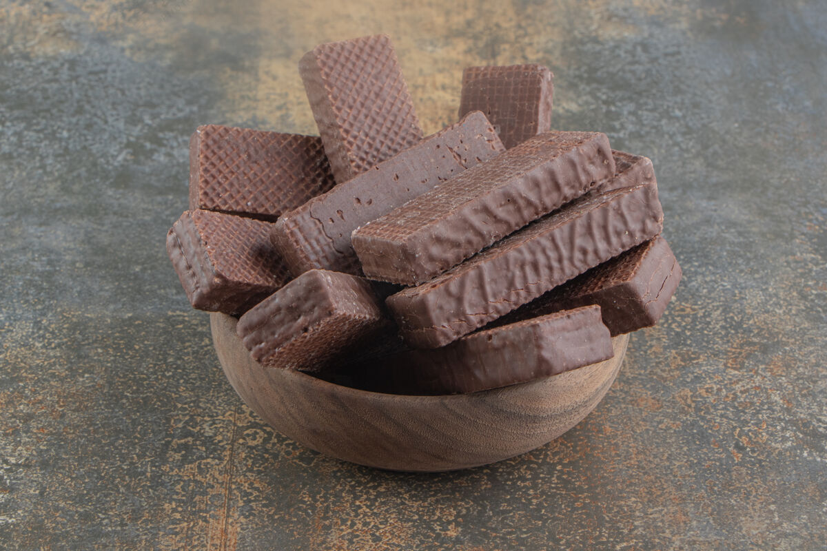 美味巧克力薄饼堆在一个小碗里烘焙甜点美味