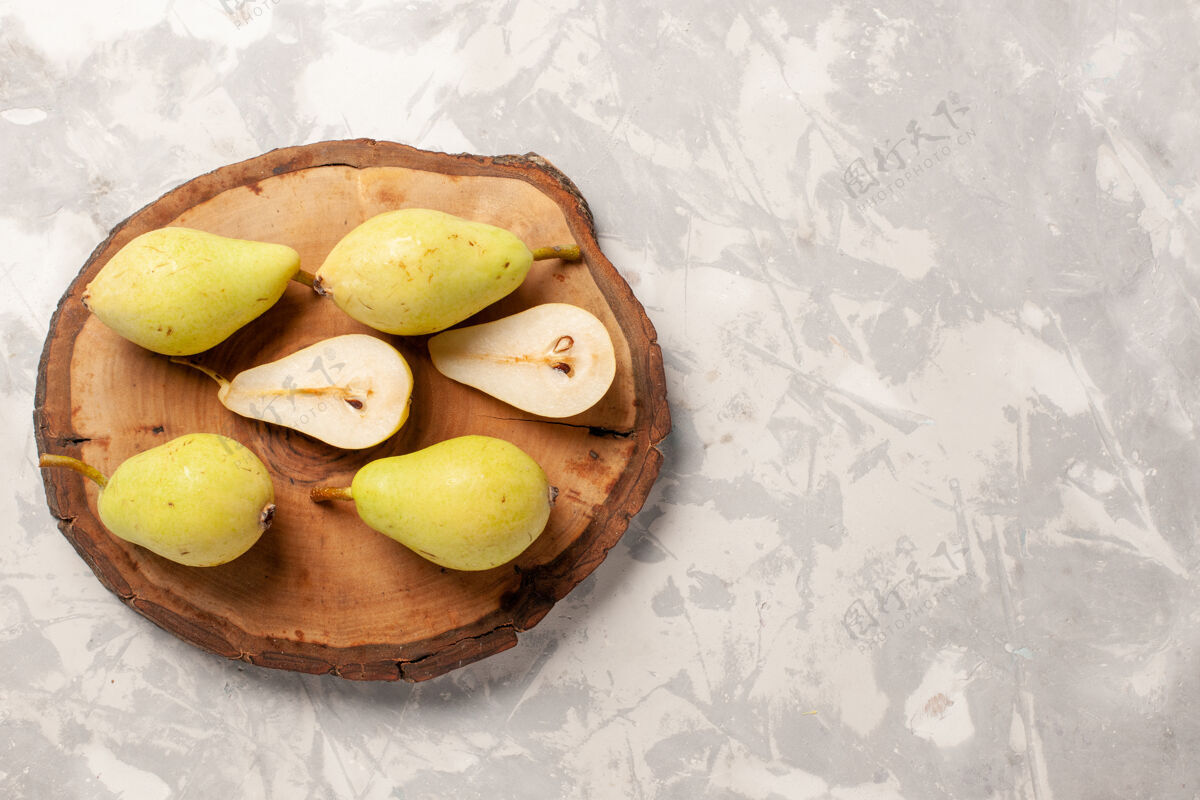 食品顶视图新鲜圆润的梨在浅白色空间顶部营养食用坚果