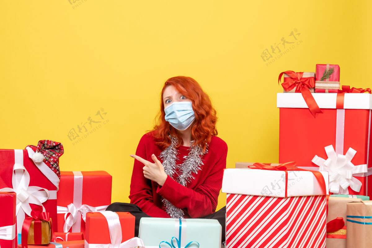 前面正面图漂亮的女性围坐在黄色的面具上展示礼物女士病毒人