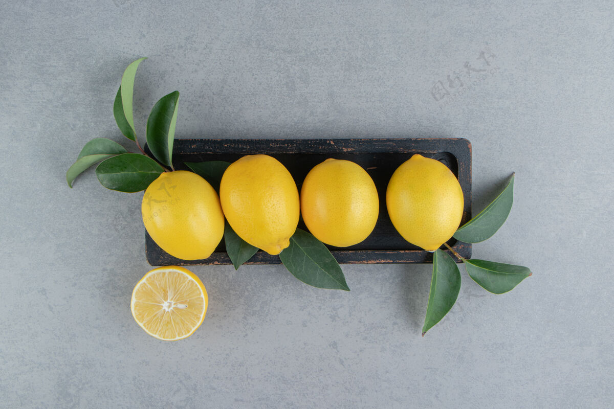 饮食柠檬放在一个小托盘上 上面装饰着大理石上的叶子柠檬托盘风味