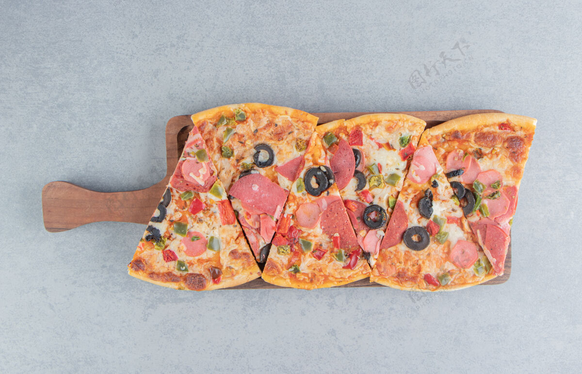 风味把披萨片捆在大理石上的小托盘上美味午餐托盘