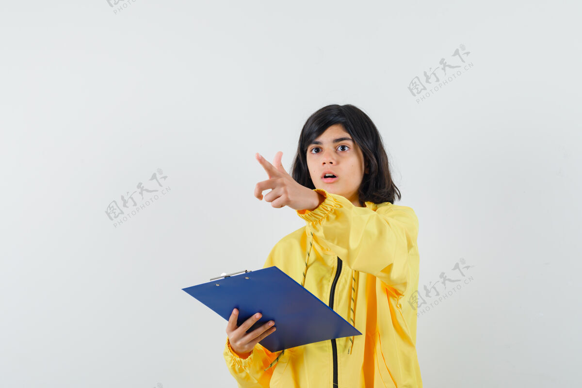 连帽衫拿着剪贴板的小女孩 穿着黄色连帽衫 专注地看着前面的画面 给人指示持有房子重点