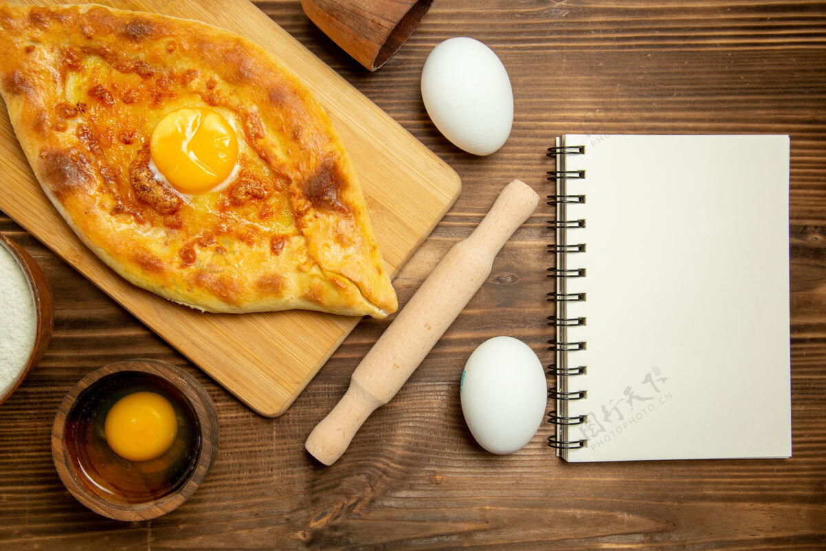 烘焙俯瞰美味的鸡蛋面包烘焙产品 棕色木质餐桌上的面包包烘焙早餐鸡蛋午餐球产品