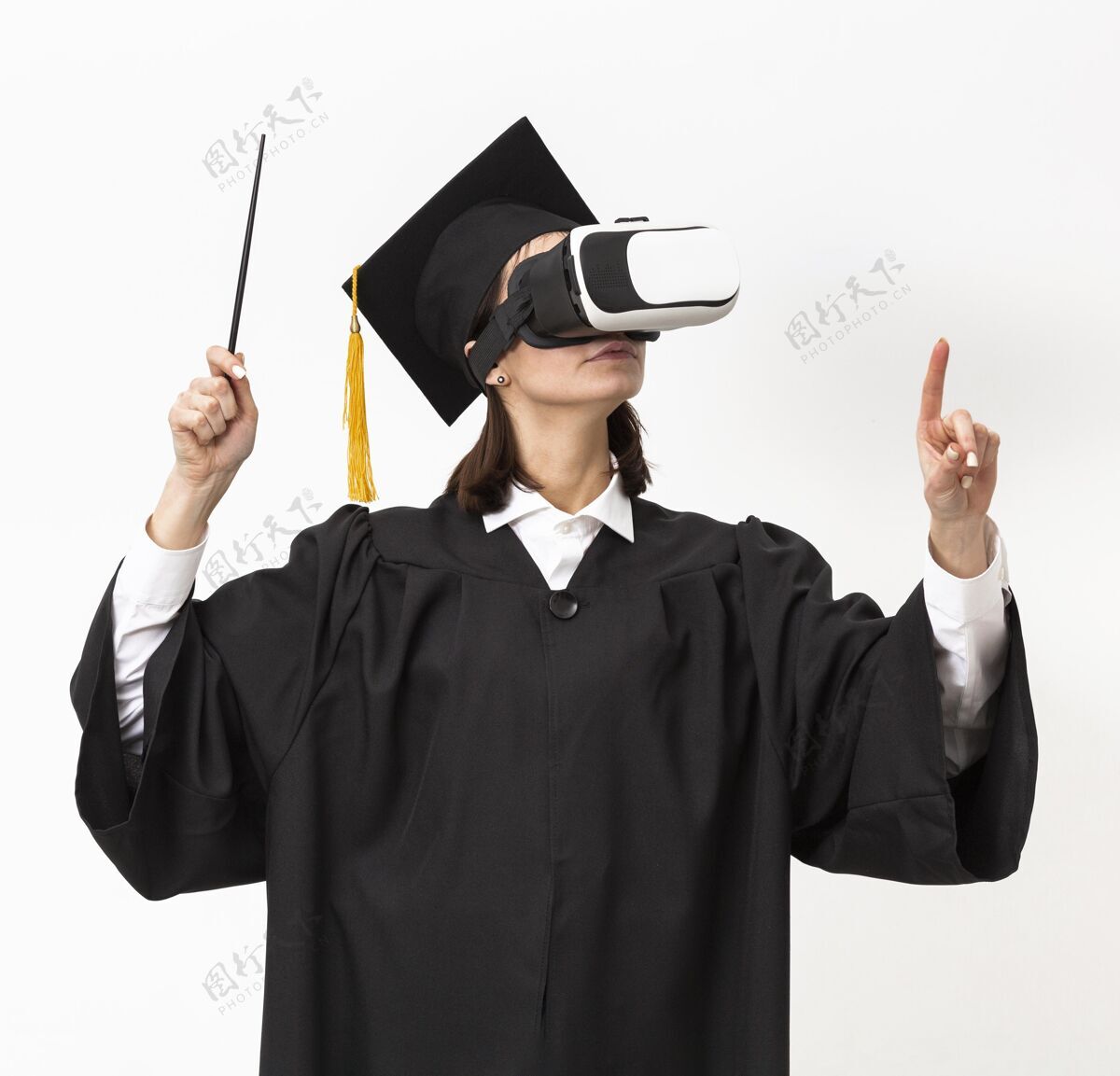 女性穿着毕业礼服戴毕业帽戴着虚拟现实耳机的女人虚拟现实耳机虚拟现实女性
