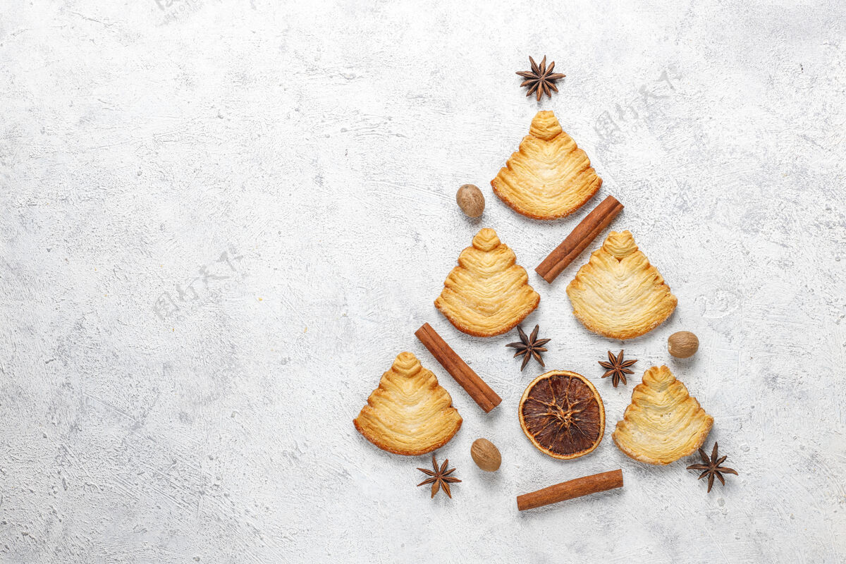 美味圣诞树形状的酥皮饼干肉桂饼干面包房