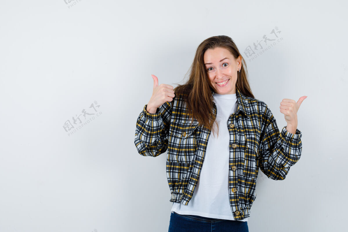 现代穿着t恤衫 夹克衫的年轻女士向上竖起大拇指 看起来很开心 正面视图休闲肖像夏天