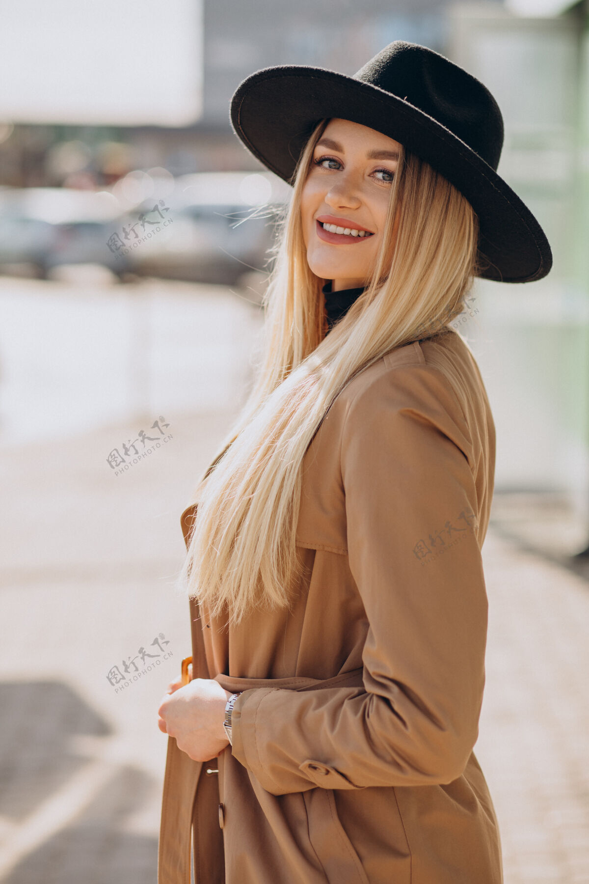 街头风格戴着黑帽子的金发美女时尚思考外套