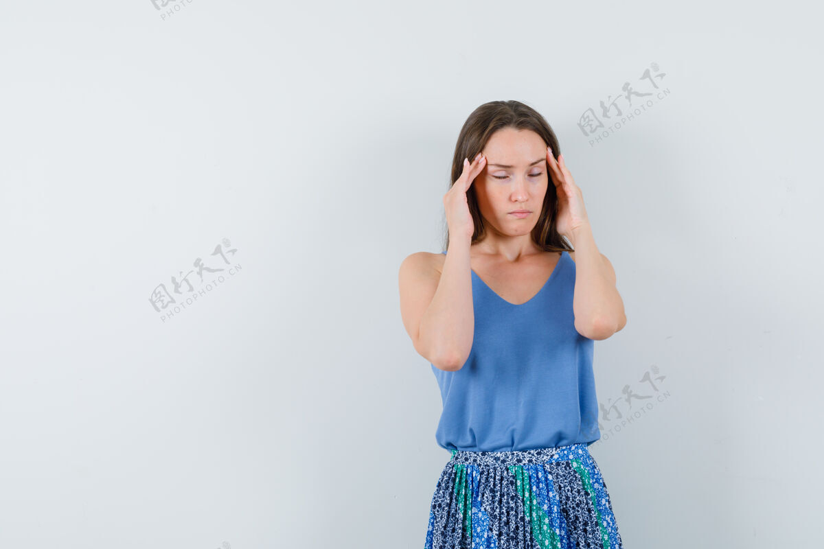 衬衫穿着蓝色上衣 裙子按摩太阳穴的年轻女士 看上去很疲惫正视图魅力豪华诱惑