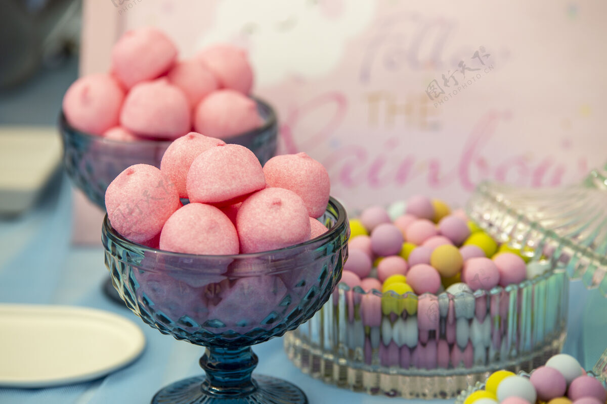 糖果在一个玻璃碗里的粉红色棉花糖的选择性聚焦拍摄零食棉花糖甜点