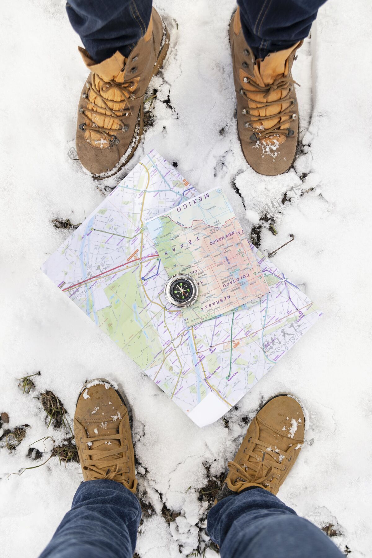旅行用地图和雪封闭双脚旅行年轻垂直