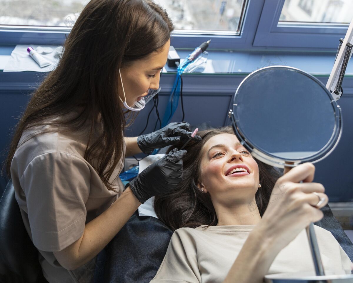 女人美容师正在为她的客户做眉毛护理眉毛女人过程