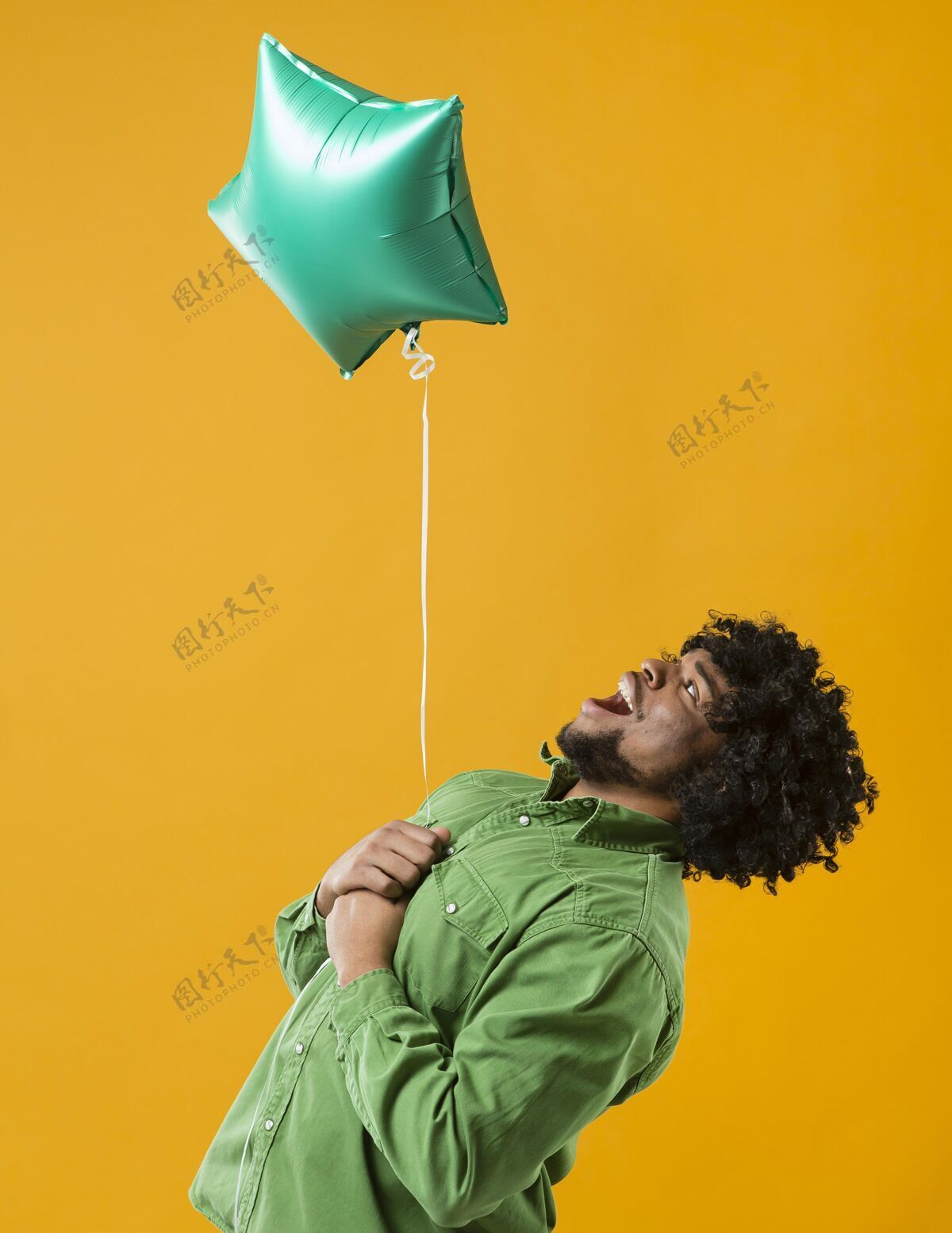 男人带派对气球的肖像男摆姿势模特男人