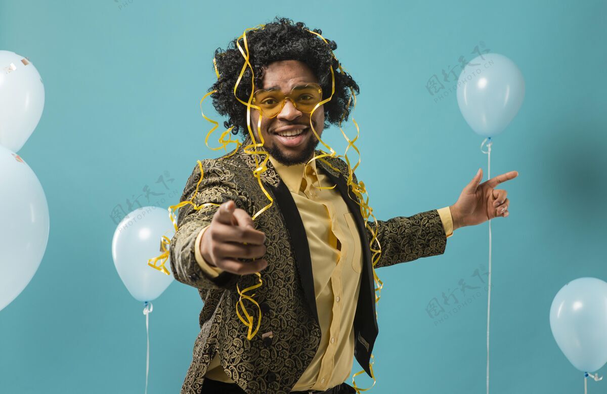 年轻穿西装戴墨镜的男人在派对上用气球指着气球帅哥模特