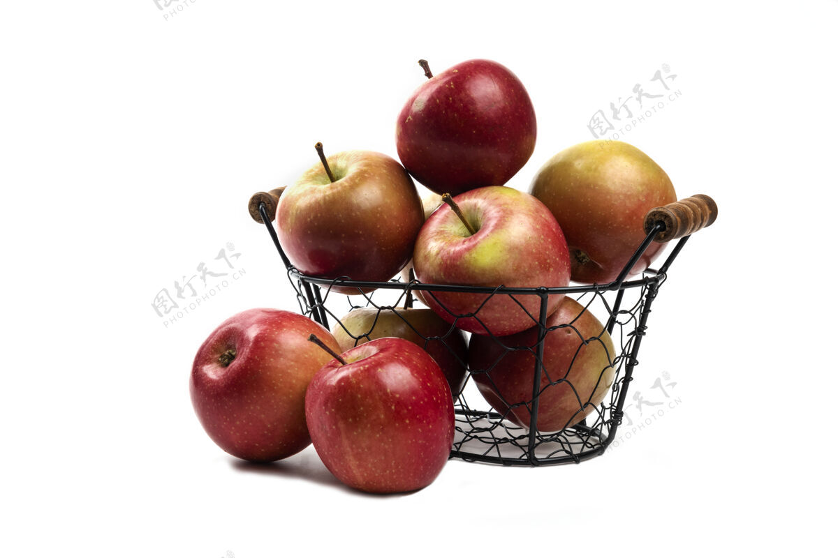 成熟金属筐的新鲜成熟的苹果隔离在白色食物水果生的
