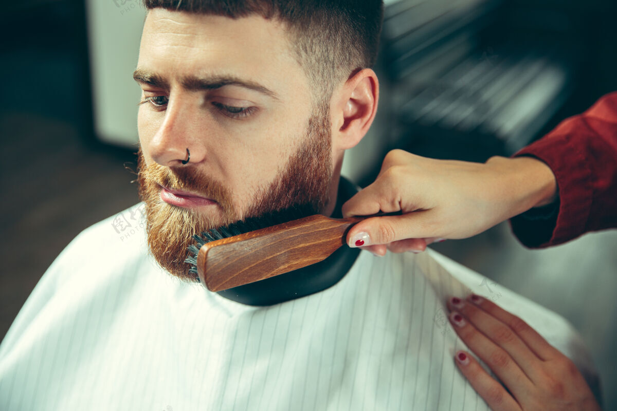 美发师客户在理发店剃须女理发师在沙龙性别平等女性在男性职业双手靠近奢侈品锋利理发师