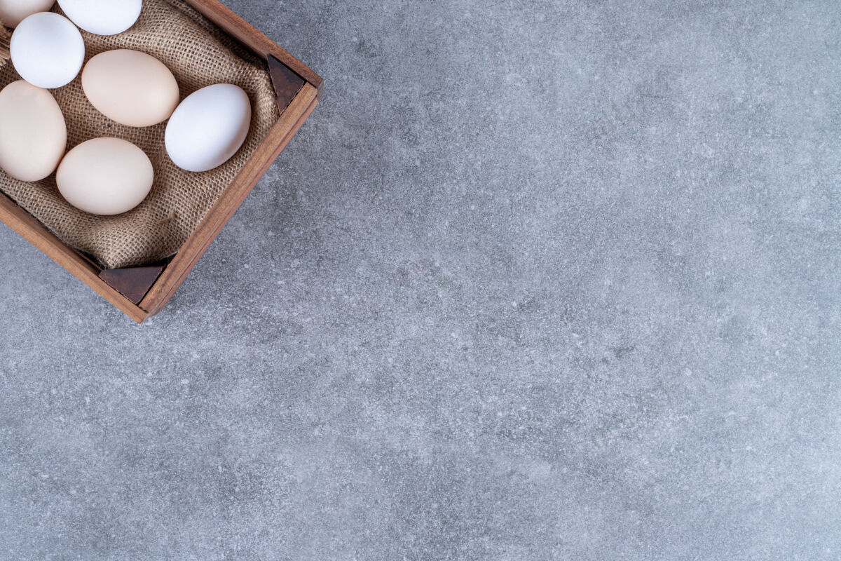 鸡蛋新鲜的白鸡蛋放在木篮里禽类纸箱家禽